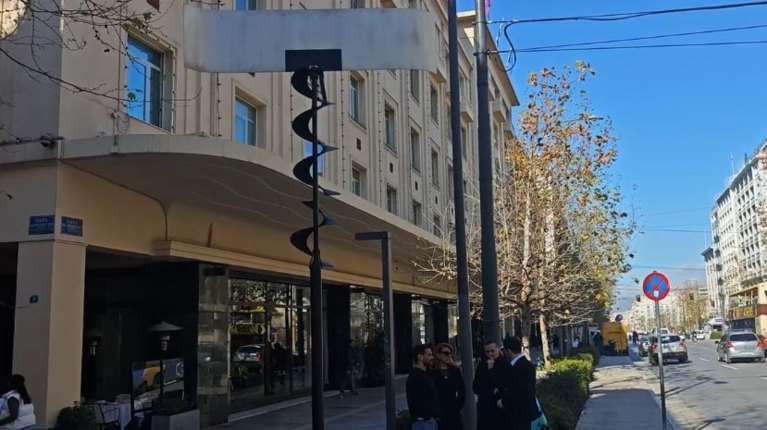 Το "Αιολικό" του γλύπτη Takis βρήκε τη θέση του στη Βουκουρεστίου: Μια εικαστική "ανάσα" στην καρδιά της Αθήνας