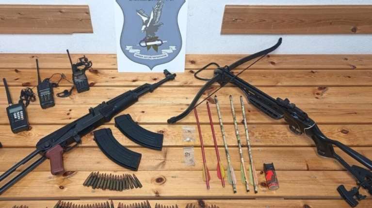 Θεσσαλονίκη: Με οπλοστάσιο πιάστηκαν πατέρας και γιος - Εκρυβαν καλάσνικοφ, βαλλίστρα και σπρέι πιπεριού