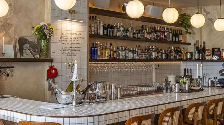 Έξω από το Πρώτο Νεκροταφείο, υπάρχει ένα από τα πιο κουλ νέα μπαρ της Αθήνας