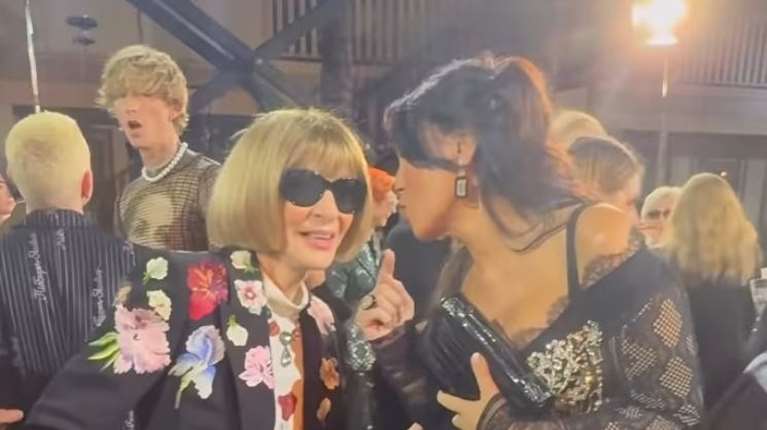 H Σήλια Κριθαριώτη έκανε την Άννα Γουίντουρ να... χαμογελάσει