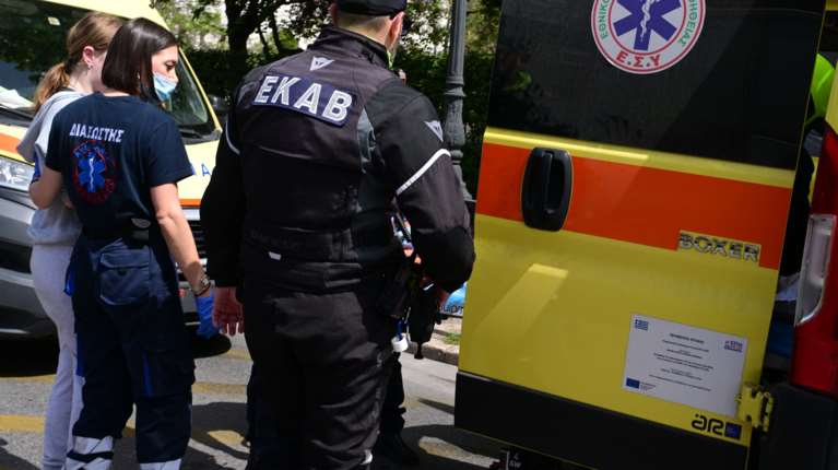 Τροχαίο στη Βασιλίσσης Σοφίας: Μοτοσικλέτα συγκρούστηκε με φορτηγάκι - Ενας σοβαρά τραυματίας