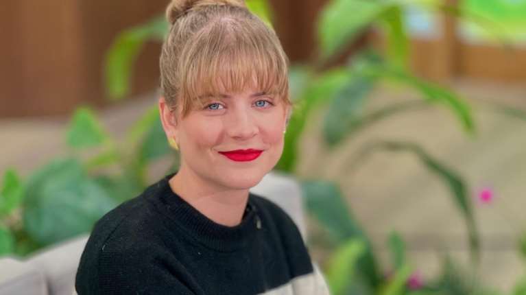 Η Δανάη Μιχαλάκη διαβάζει στην κόρη της, Έλλη το αγαπημένο παραθύμι των παιδικών μας χρόνων