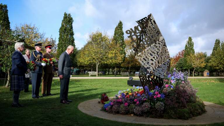 Βρετανία: Ο βασιλιάς Κάρολος εγκαινιάζει το πρώτο μνημείο προς τιμήν των ΛΟΑΤΚΙ+ στρατιωτικών