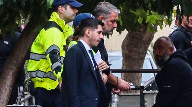 Βασίλης Μπισμπίκης: &quot;Άνθρωπος είναι και αυτός, τέτοια περιστατικά συμβαίνουν συχνά&#39;, λέει η θεία του για το τροχαίο