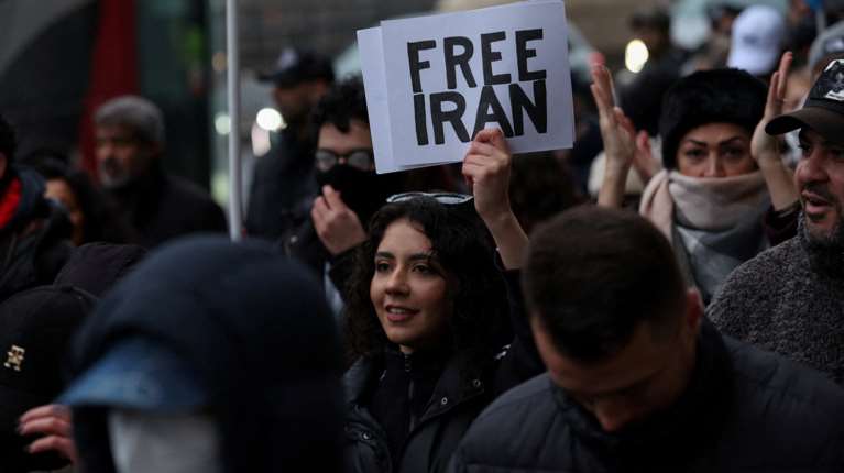 Χάκαραν τον εθνικό ραδιοτηλεοπτικό φορέα του Ιράν για να μεταδόσουν μηνύματα Τραμπ και Παχλεβί