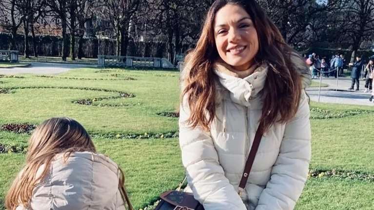 Σαν μοντέλο η Εύα Τσιμιτσέλη: Η Βάσω Λασκαράκη φωτογραφίζει την κόρη της στη στολισμένη Θεσσαλονίκη