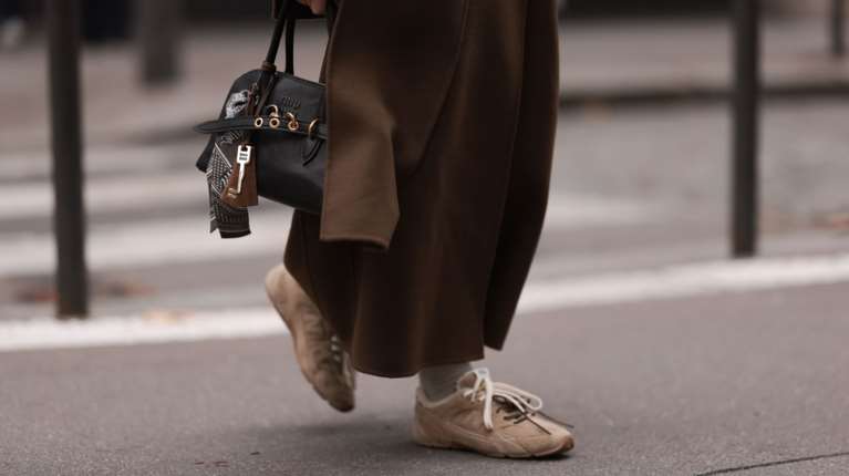 Βρήκαμε τα viral sneakers που θα σε γεμίσουν κομπλιμέντα