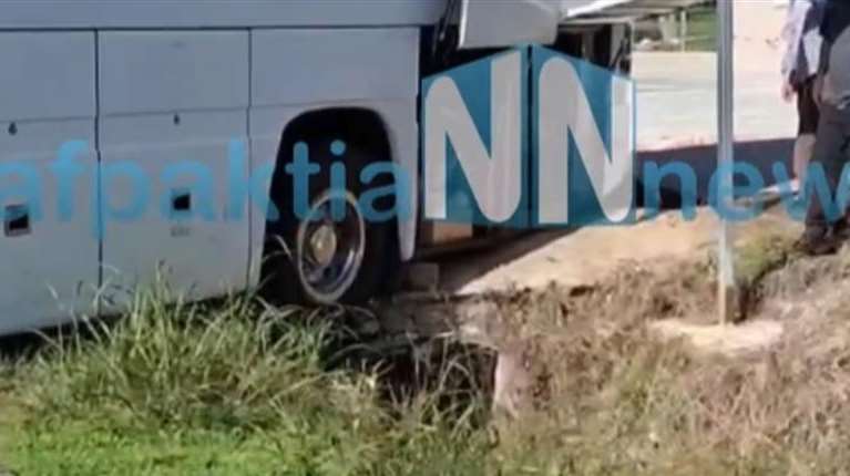 Ναύπακτος: Λεωφορείο που μετέφερε μαθητές έπεσε σε χαντάκι [βίντεο]