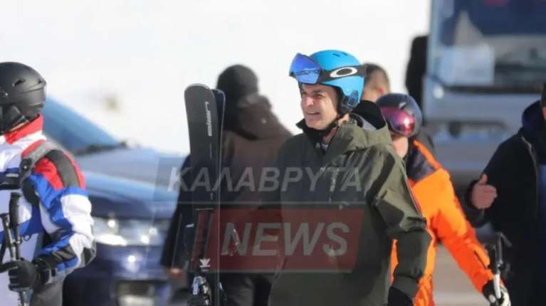 Αιφνιδιαστική επίσκεψη Μητσοτάκη στα Καλάβρυτα: Στις πίστες του Χιονοδρομικού, με τα χιονοπέδιλα στον ώμο