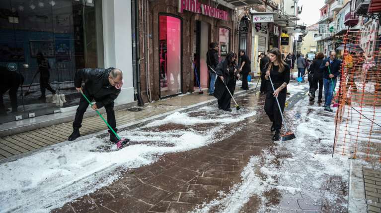Ισχυρές βροχές και καταιγίδες στο Ανατ. Αιγαίο - 127 κλήσεις στην Πυροσβεστική από χθες στην Αττική