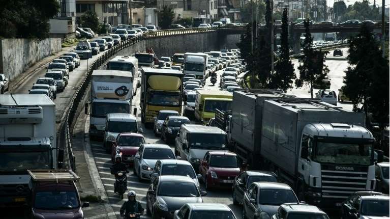 Στο &quot;κόκκινο&quot; οι δρόμοι - Μποτιλιάρισμα σε πολλές κεντρικές αρτηρίες, μεγάλες καθυστερήσεις
