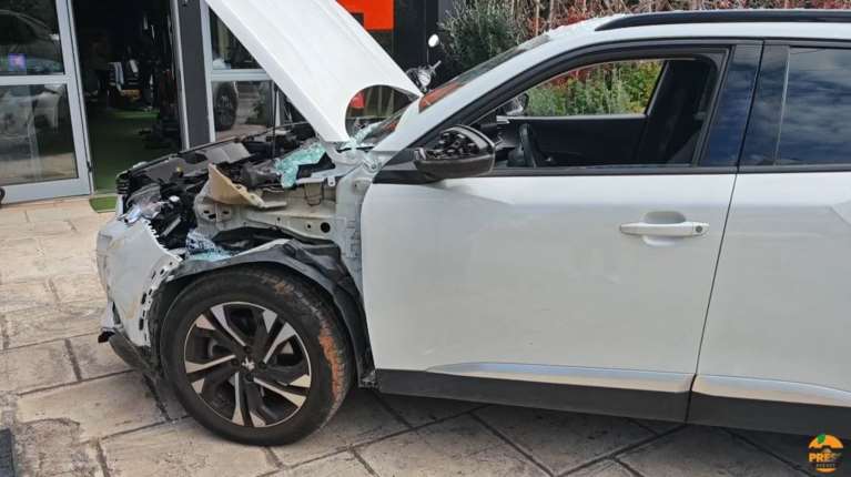 Γλυφάδα: Ηλεκτρικό αυτοκίνητο καρφώθηκε σε τζαμαρία καταστήματος επίπλων [βίντεο]