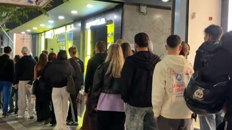 Θεσσαλονίκη: Το φαινόμενο ΛΕΞ &quot;χτύπησε&quot; ξανά - Ουρές στην Τσιμισκή για ένα καπέλο [βίντεο]