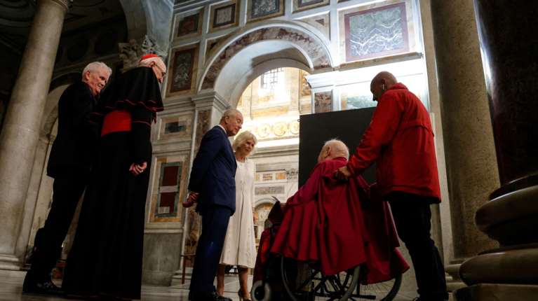 Στη βασιλική του Αγίου Παύλου ο βασιλιάς Κάρολος και η βασίλισσα Καμίλα: Εφτιαξαν ειδικό στασίδι προς τιμήν τους