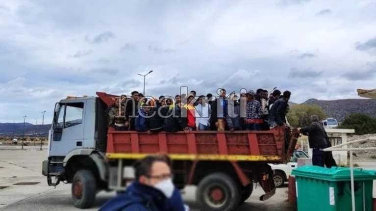Κρήτη:  230 μετανάστες αποβιβάστηκαν σε Χανιά, Ηράκλειο και Γαύδο - Με φορτηγά η μεταφορά τους