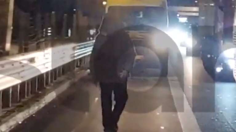 Απίστευτο περιστατικό στη Βαρυμπόμπη: Μεθυσμένος παραπατούσε στη... ΛΕΑ της εθνικής οδού [βίντεο]