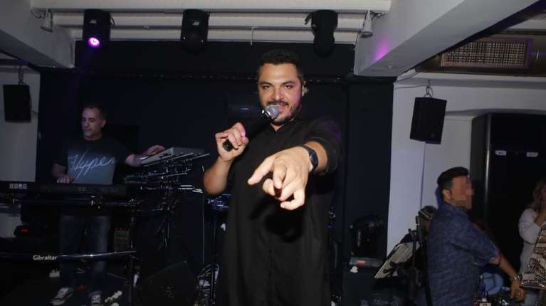 Ο Κώστας Δόξας έκανε μήνυση στην πρώην σύζυγό του: &quot;Το παιδί ανεβαίνει συνέχεια στο μηχανάκι χωρίς κράνος&quot;