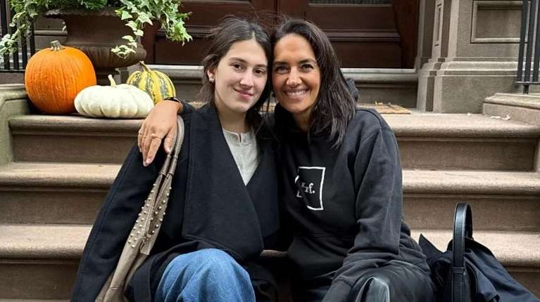 Η Νόνη Δούνια στο πλευρό της φοιτήτριας κόρης της, Ρίας στη Νέα Υόρκη