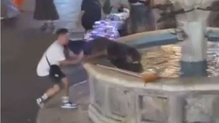 Ρόδος: Εισαγγελική εντολή για τη σύλληψη του άνδρα που έριξε άστεγο σε συντριβάνι [βίντεο]