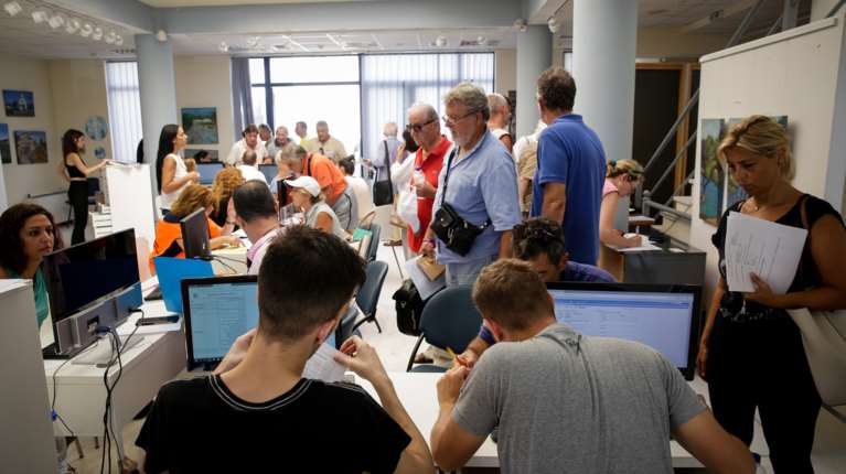 Γραφείο Προϋπολογισμού: Ανάπτυξη 2,3% φέτος, όχι σε 13ο και 14ο μισθό στο Δημόσιο - Κίνδυνοι από τους δασμούς Τραμπ