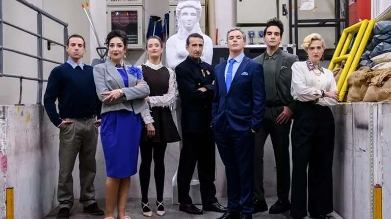 Ο Γιώργος Καπουτζίδης φέρνει μια &quot;Καρυάτιδα&quot; στο θέατρο