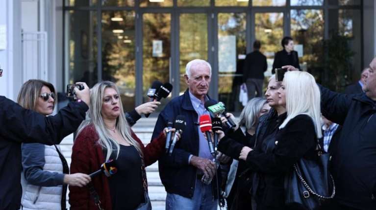 Τέμπη: Νέο αίτημα για αναβολή της δίκης με τα βίντεο, από τους κατηγορούμενους - &quot;Ντροπή&quot; φώναξαν συγγενείς των θυμάτων