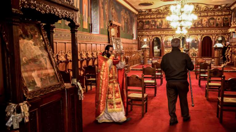 Θεσσαλονίκη: Μαθητές έφαγαν αντίδωρο και δηλητηριάστηκαν στον εκκλησιασμό για την ημέρα των Τριών Ιεραρχών