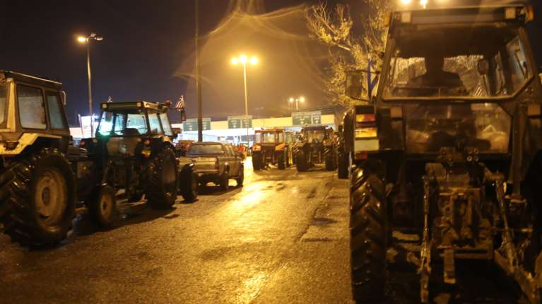 Σκληρή γραμμή από τους αγρότες με ορίζοντα τα Μάλγαρα: Γενικοί αποκλεισμοί δρόμων και κάθοδος στην Αθήνα με τρακτέρ