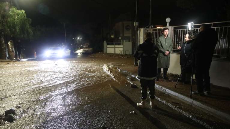 Κακοκαιρία: Τουλάχιστον τρεις εγκλωβισμένοι στη Βάρη, δύο σε αυτοκίνητα, μία γυναίκα πάνω σε δέντρο