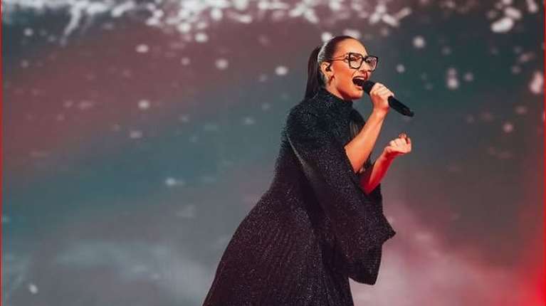 H Klavdia με τον σύντροφό της και ράπερ Oge σε μουσικό party στην αθηναϊκή ριβιέρα