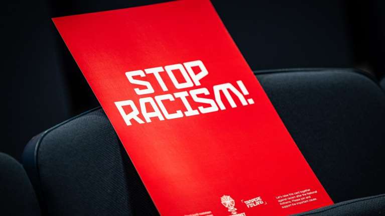 &quot;Σταματήστε τον ρατσισμό&quot;: Μήνυμα κατά του ρατσισμού στο Eurobasket 2025