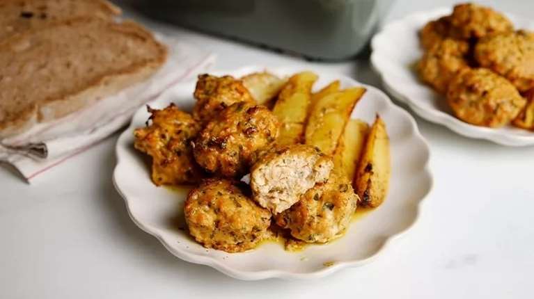 Αφράτα κεφτεδάκια κοτόπουλου με cottage στο φούρνο - Τόσο μαμαδίστικα και τόσο υγιεινά!