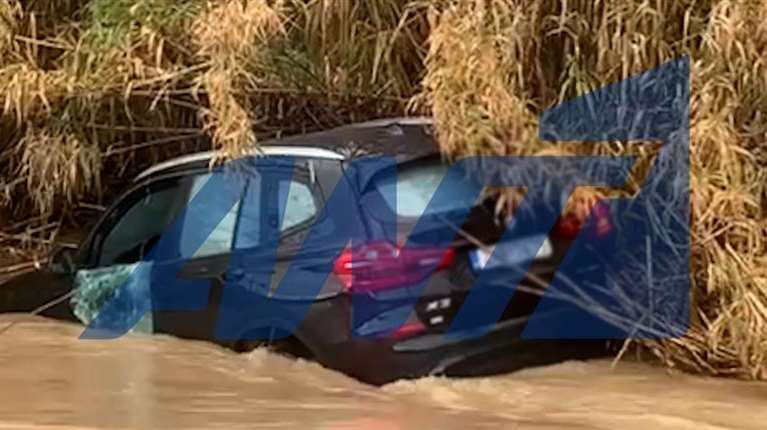 Πικέρμι: Βίντεο από τη δραματική διάσωση των δύο εγκλωβισμένων στο όχημά τους