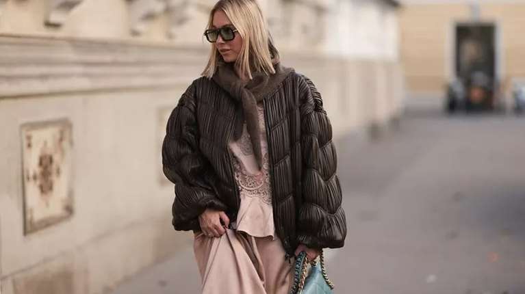 Γίνεται συνεχώς sold out: Το αδιάβροχο μπουφάν που κοστίζει μόλις 13 ευρώ