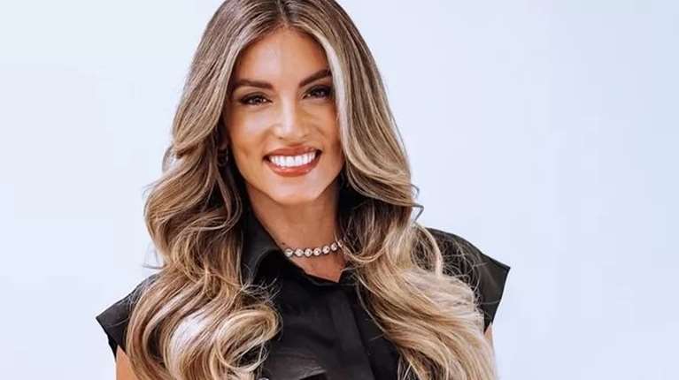 Στο γιορτινό σαλόνι της Αθηνάς Οικονομάκου - Η Σιέννα Μιχοπούλου στολίζει το χριστουγεννιάτικο δέντρο