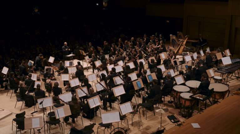 Η Ντόρα Μπακοπούλου και η Catherine Larsen-Maguire σε σύμπραξη με την Underground Youth Orchestra