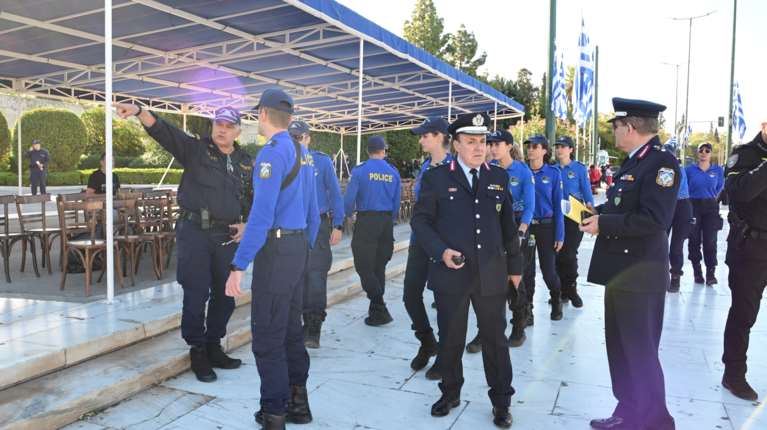 Ισχυρή η παρουσία της αστυνομίας στο Σύνταγμα ενόψει της μαθητικής παρέλασης [εικόνες]