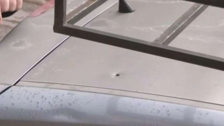 Συναγερμός στο Μενίδι: Αδέσποτη σφαίρα καρφώθηκε σε παιδικό κάθισμα αυτοκινήτου