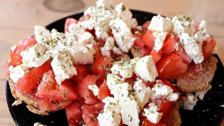 Ντάκος χωρίς φέτα: Οι καλύτερες εναλλακτικές τυριών για τη σαλάτα σου