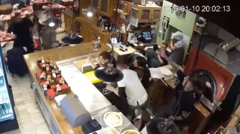 Αλεξανδρούπολη: Πανικός σε πιτσαρία από τους θυελλώδεις ανέμους - Εσπασαν τζάμια, έτρεχαν να σωθούν [βίντεο]