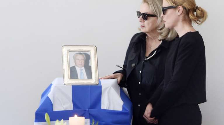 Αναστάσης Παπαληγούρας:  Θλίψη στην κηδεία του πρώην υπουργού της ΝΔ – Συντετριμμένη η κόρη του, Λένα