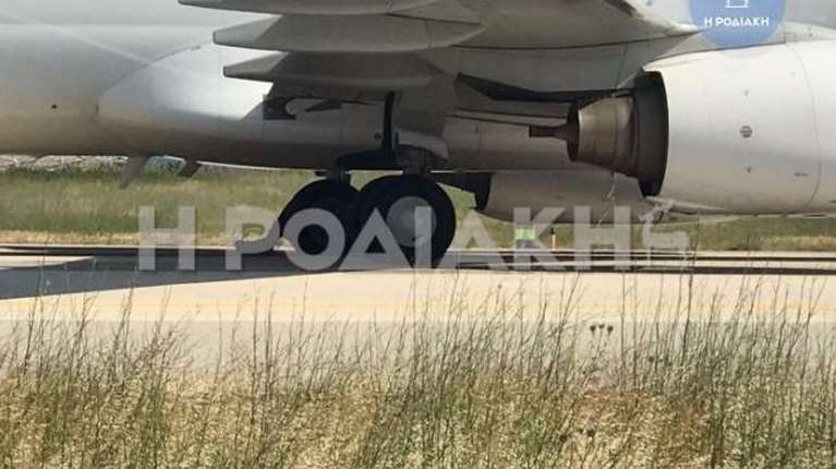 Συναγερμός στη Ρόδο: Έσκασε το λάστιχο αεροσκάφους την ώρα της προσγείωσης - Πανικός για 150 επιβάτες