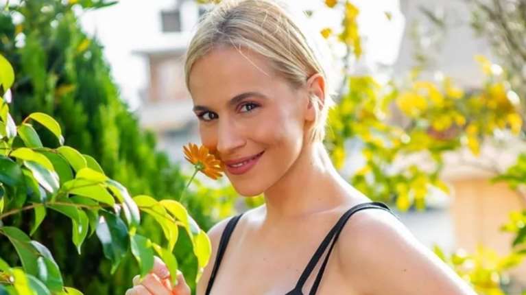 Ανανεωμένη η Νάντια Μπουλέ με το κούρεμα που δίνει όγκο στα λεπτά μαλλιά