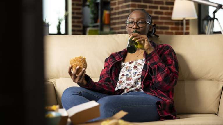 Πώς θα μειώσουμε τις πιθανότητες εμφάνισης καρκίνου - Επιστήμονας λέει να &quot;κόψουμε&quot; 5 πράγματα