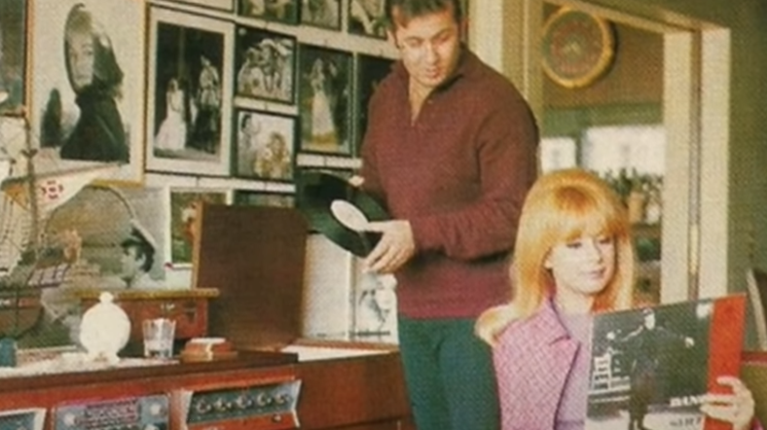 Η ανέκδοτη φωτογραφία της Αλίκης Βουγιουκλάκη σε προχωρημένη εγκυμοσύνη - Στο πλευρό της ο Παπαμιχαήλ