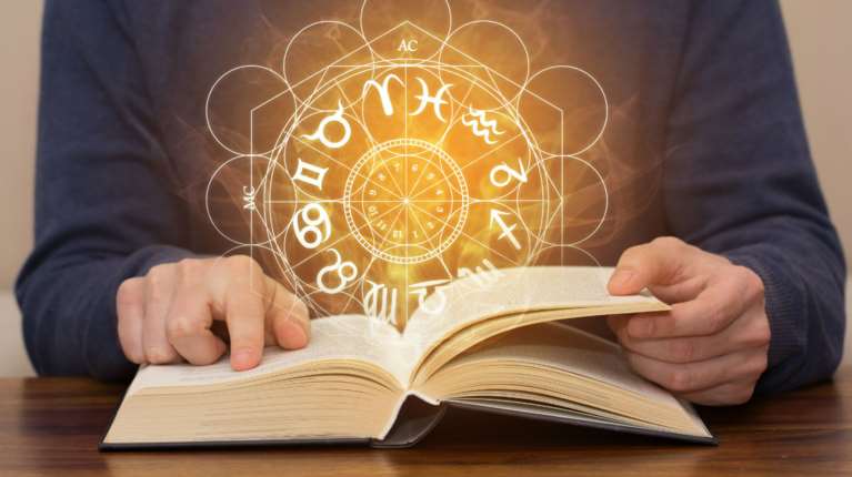 Τι μας επιφυλάσσει το 2026: Οι τάσεις της χρονιάς, τι περιμένει κάθε ζώδιο