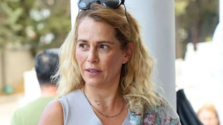 Η Τζένη Μπότση με μανικιούρ στην all-time classic απόχρωση για το καλοκαίρι