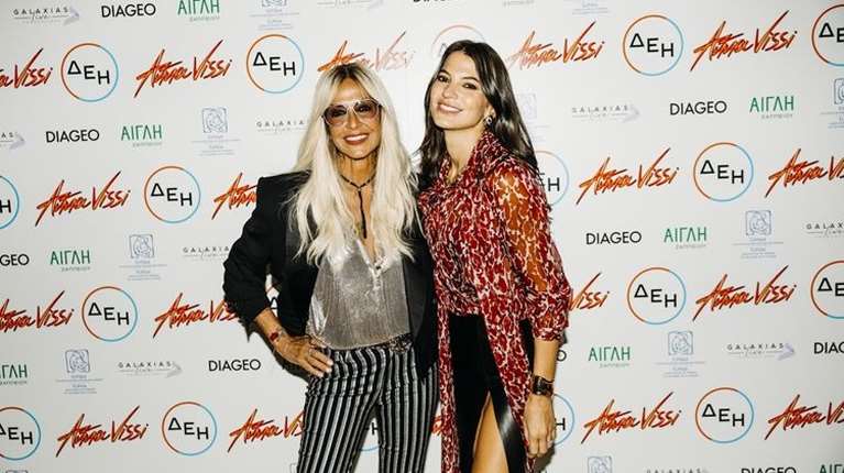 Άννα Βίσση: Η τρυφερή αγκαλιά με τον Γιάννη και τη Δήμητρα Κούστα σε ατμοσφαιρικό εστιατόριο του Παρισιού