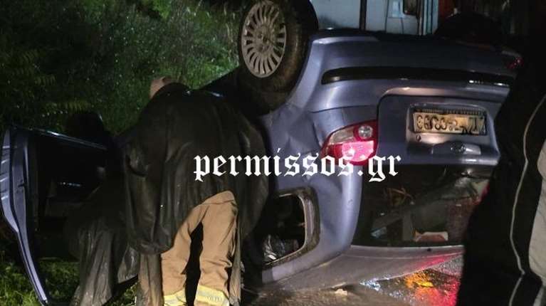 Θήβα: Ανατροπή αυτοκινήτου στα Βάγια λόγω κακοκαιρίας- Εγκλωβισμένοι οι επιβαίνοντες