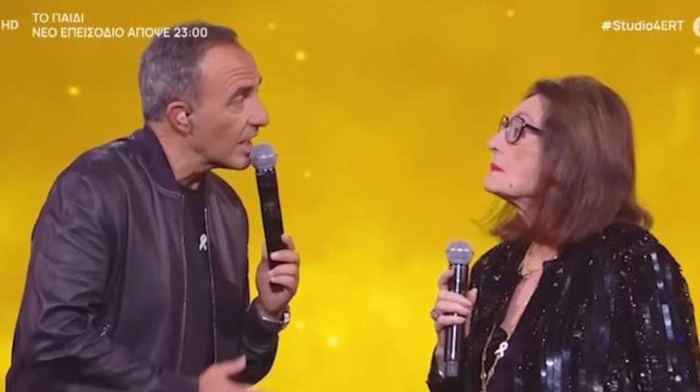 Νάνα Μούσχουρη και Νίκος Αλιάγας ερμήνευσαν το &quot;Χάρτινο το φεγγαράκι&quot; στη γαλλική τηλεόραση και συγκίνησαν [βίντεο]